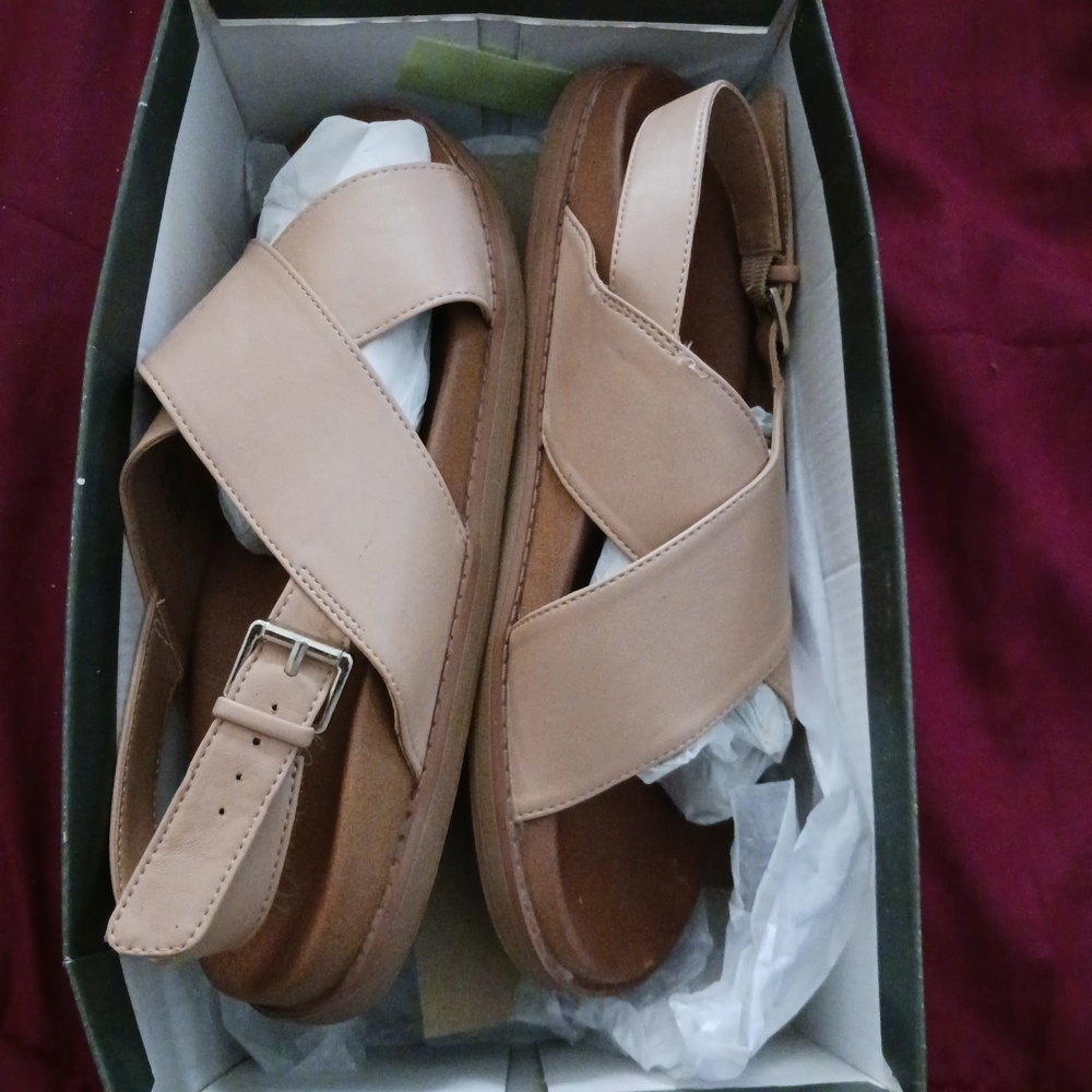 NWT Belk Women's Tan Cross-Strap Sandals - Picture 2 of 4